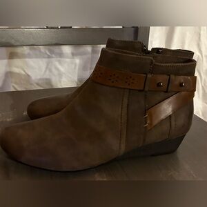 Women’s Rockport size 8.5 wedge booties